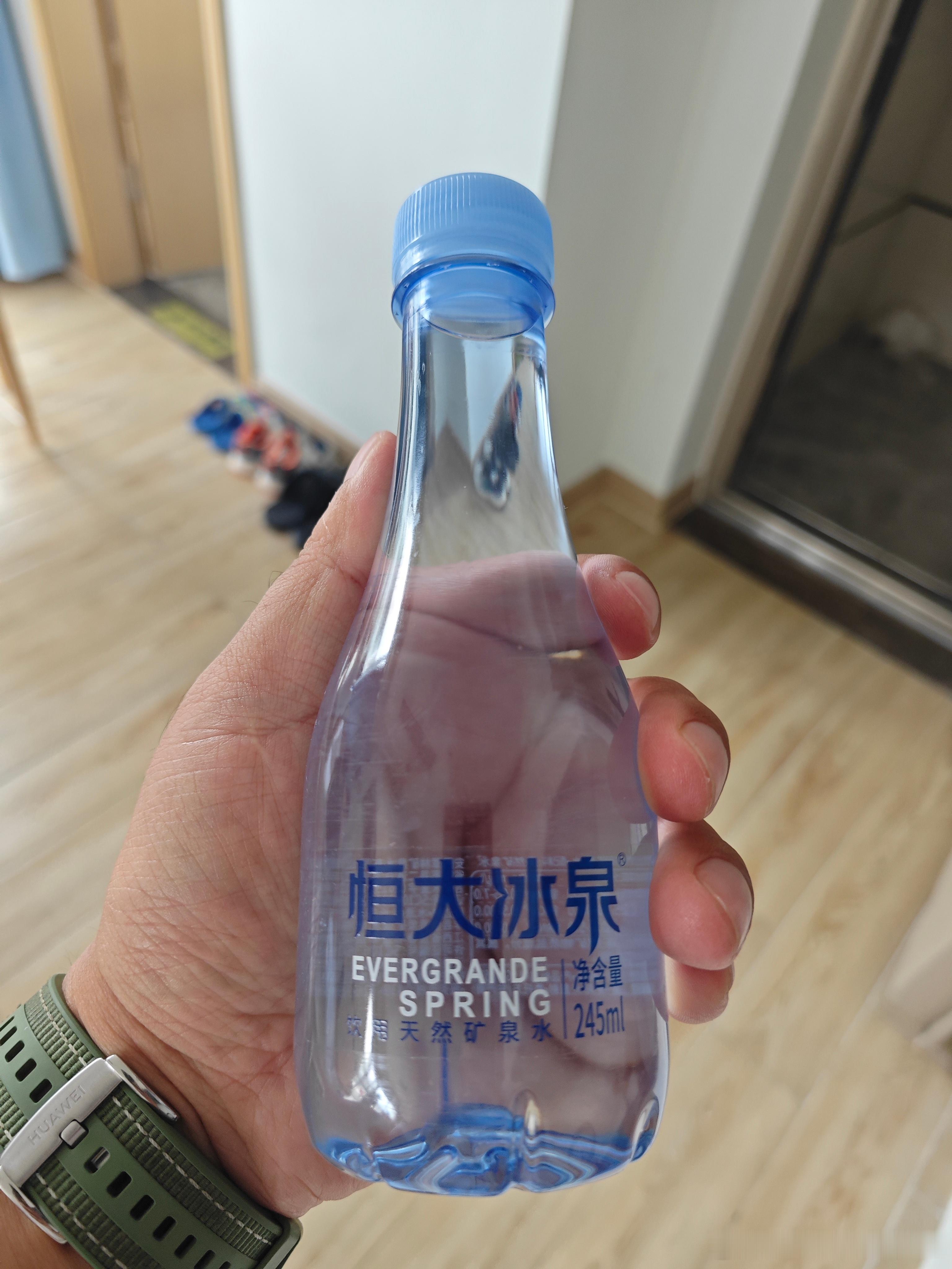 恒大地产虽然倒了，但恒大冰泉还在，冰冰也算自在，只有皮带哥像做了一场噩梦，热闹过