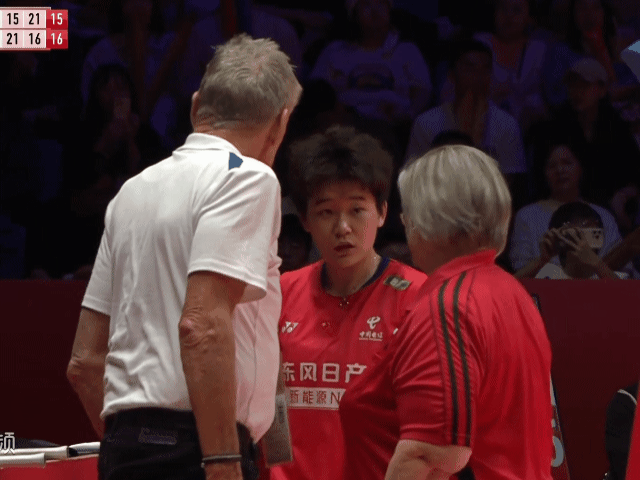 2025年世界羽联年终总决赛谭宁打了一个长多拍之后觉得手肘可能有些问题，叫了个