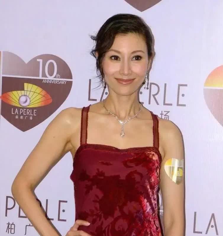 这差距也太大了一点吧！为什么关之琳老了以后还这么漂亮，为什么李嘉欣老了之后看上去