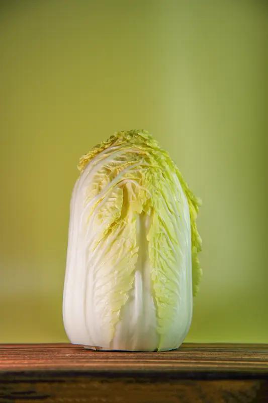 三招识别甲醛白菜一看外观，正常白菜色泽自然，叶子水灵。被甲醛泡