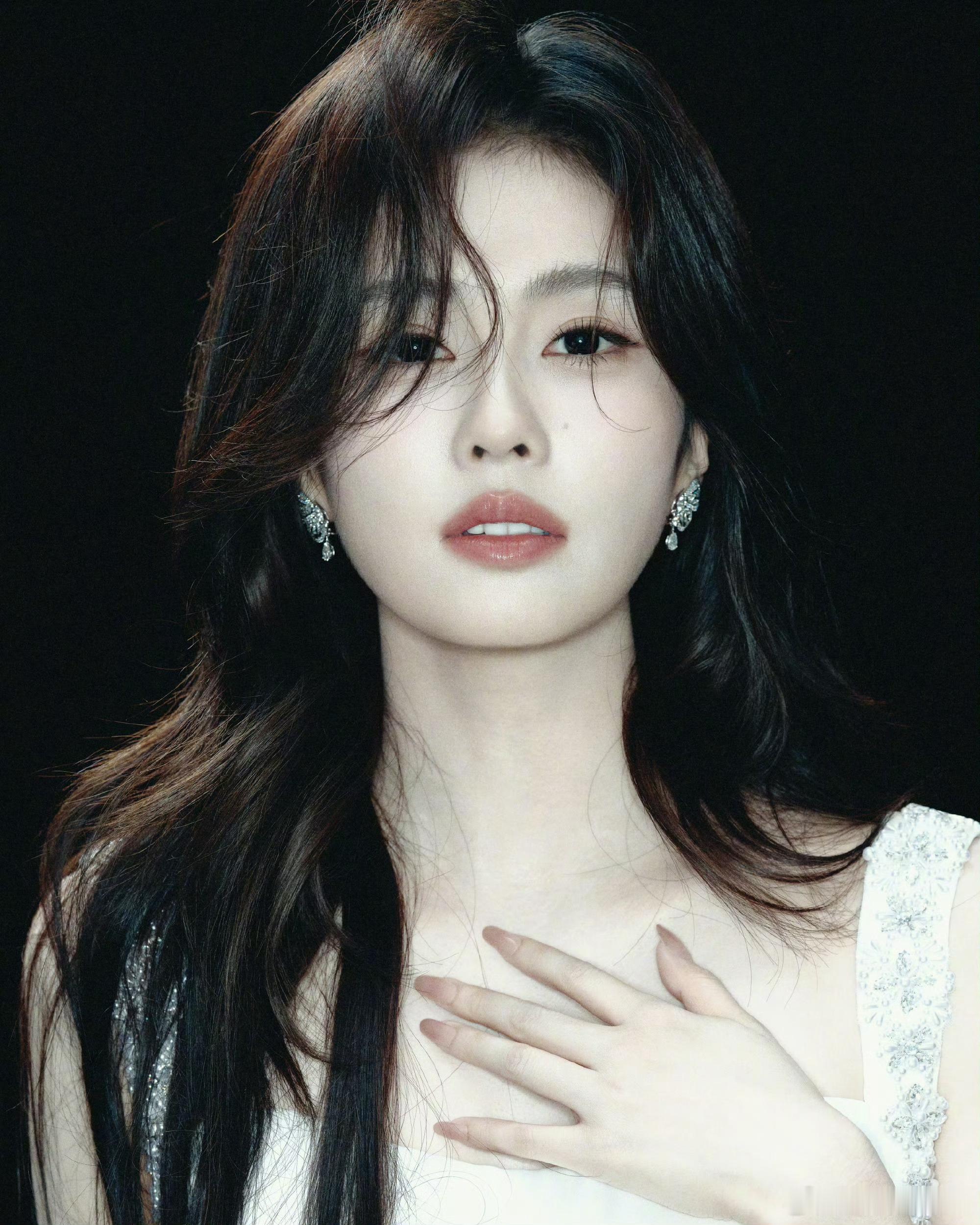 白鹿沦陷在鹿鹿老婆的气质里，一袭白裙氛围感十足，是刻在心里的白月光女神。
