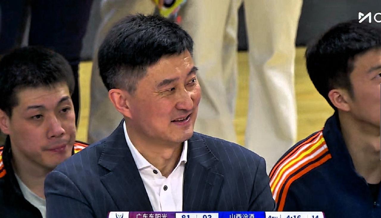 辽宁籍球员张皓嘉抢篮板出界，杜锋罕见露出苦笑，一言难尽，俱乐部杯，宏远遭遇开门黑