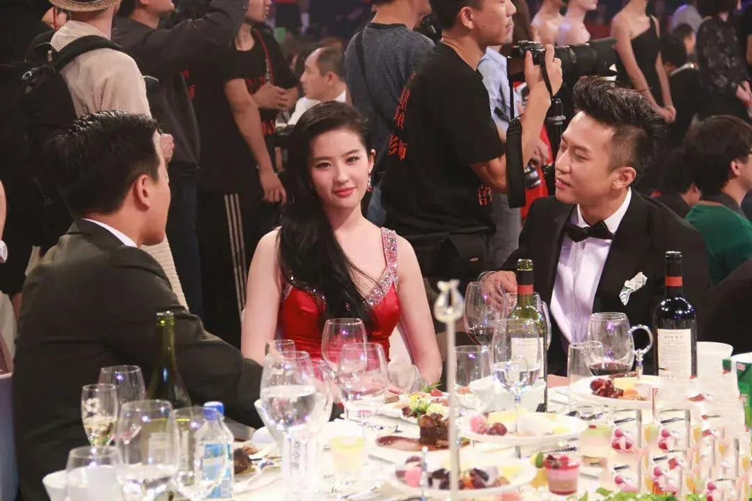 这张桌子上，刘亦菲好无奈呀