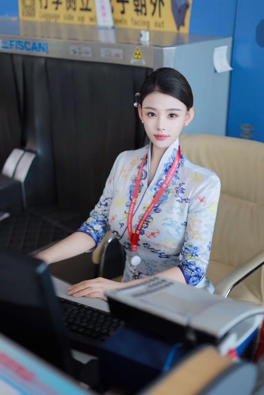 年年顺顺利利，求下联