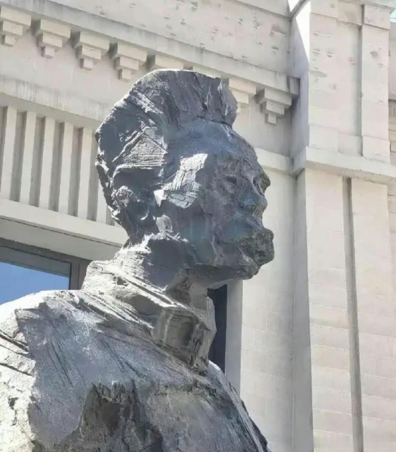 网上有人说这是鲁迅的雕像，着实令人看不懂，反正就很抽象，扎扎实实做一个和真实鲁迅