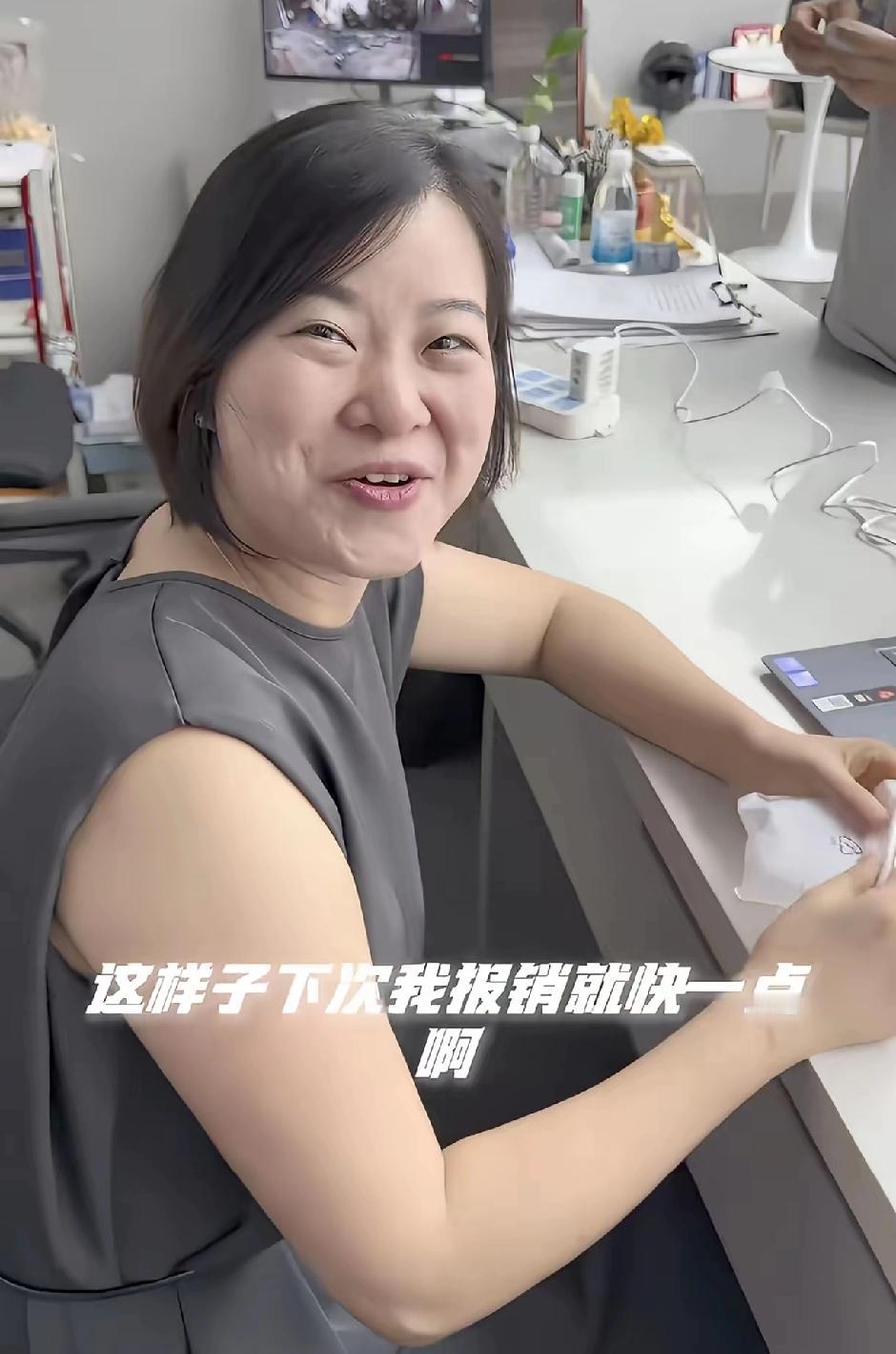张雪机车这班员工，简直是倒反天罡了！​​员工们看老板娘陈星伊每次结算工资，用的