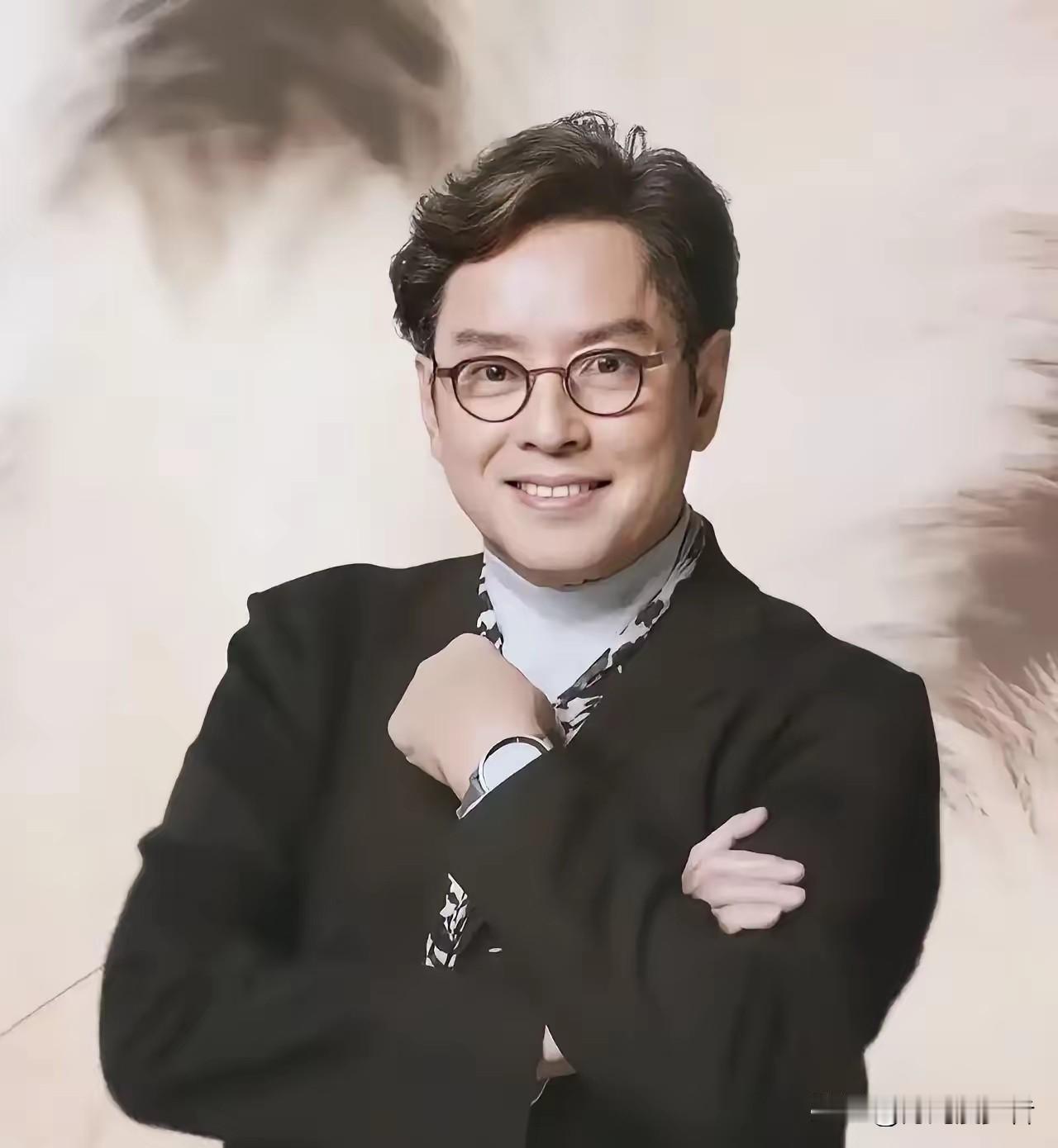 现在最让我想不通的人，就是谭咏麟了，明明已经76岁古来稀的年纪了，可是他竟然