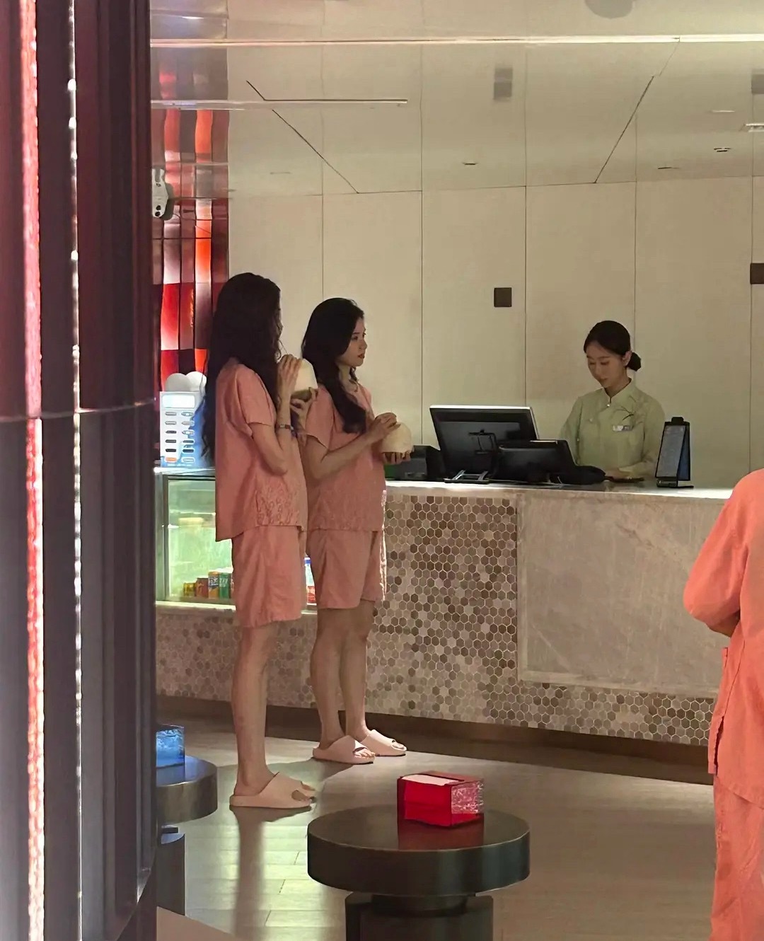 这样看，张婧仪也挺路人的啊，并没很惊艳