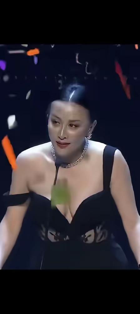 58岁，金像奖上，刘嘉玲的吊带滑了下来。​起初她并没在意，后来才笑着，从容地拉