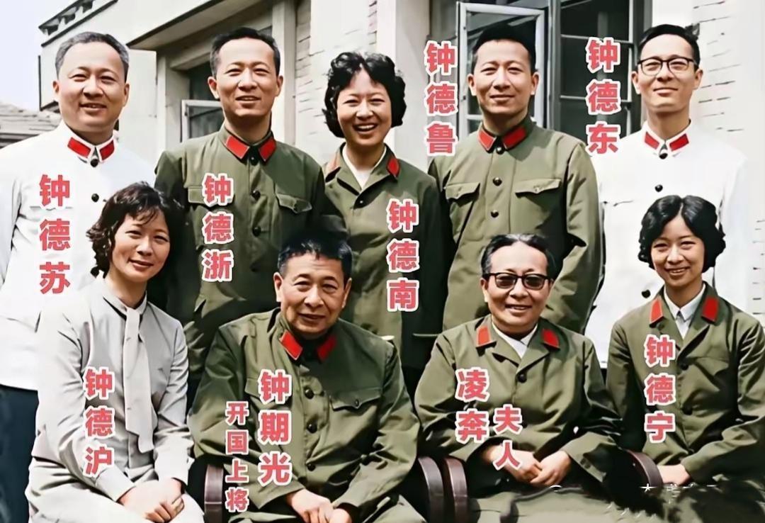 柯蓝全家福曝光，隐藏多年的红色家世太震撼，妥妥根正苗红的红三代！柯蓝本名钟