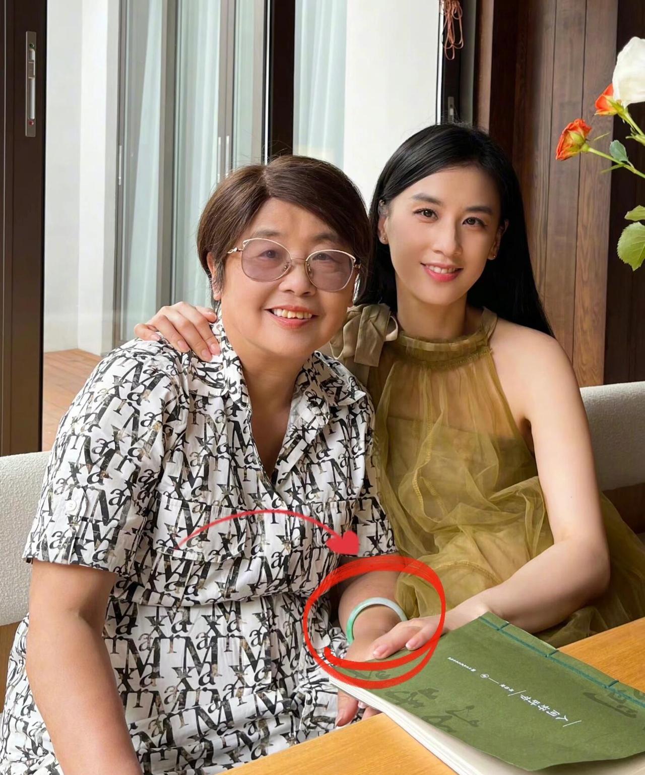 如果我是黄圣依，我现在二话不说直接就和杨子复婚了。不是因为离婚了没钱花，而是