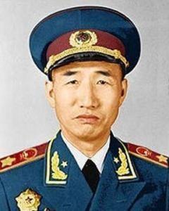 1931年，徐向前骑马经过一堆尸体旁，恰好看到一具正奋力扭动身体的“尸体”，当即