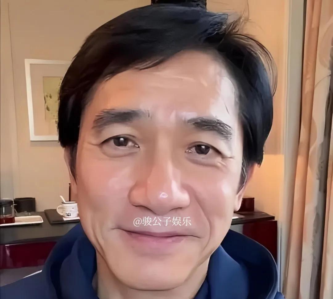 很多明星喜欢去国外旅游甚至选择定居，梁朝伟道出了其中的原委。他提到，在国内，无论