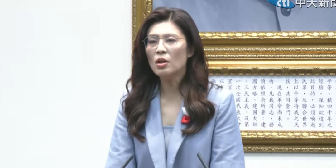 郑丽文说她“感谢并欣然接受”访问大陆的邀请。确实，对于她来说，没有什么比这更