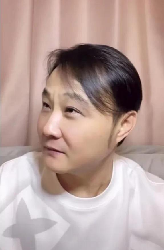 难怪闫云达对高峰有意见，闫云达直播说当年他初来德云社，一张白纸啥也不会。这源