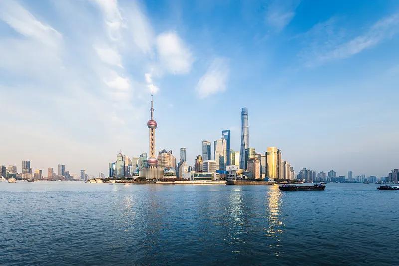 黄浦江把上海分割成浦西与浦东，很多人形象比喻：浦西是东方巴黎，浦东是东方纽约，一