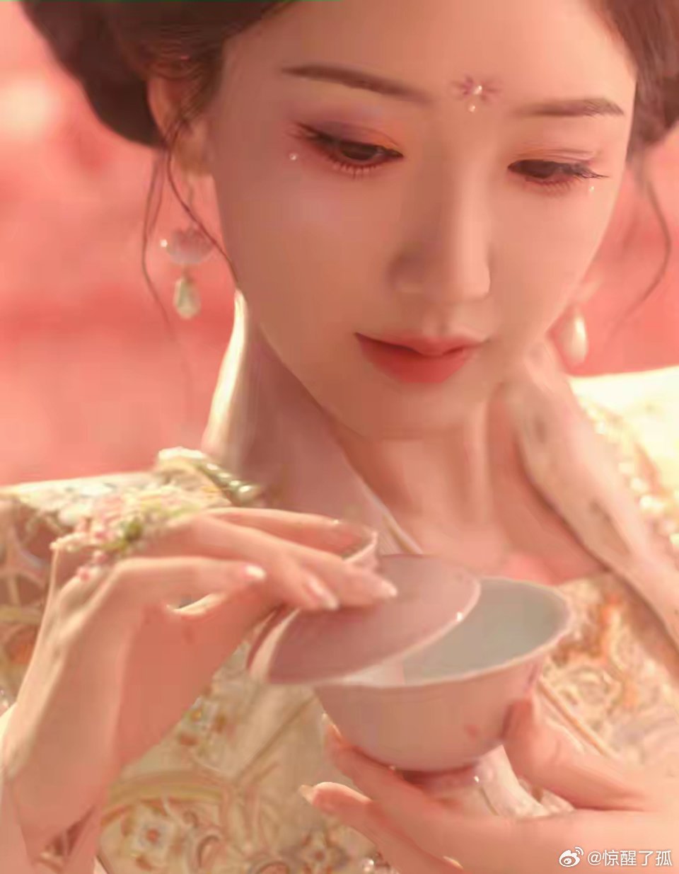 谁懂啊！毛晓彤花朝节花神妆直接封神✨37岁灵动不减，眉眼含韵、笑靥温婉，一颦一