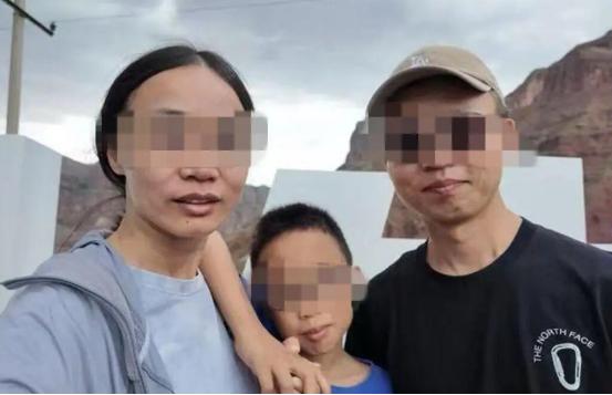 很多人遇洪水第一反应是下车逃生，新疆这起悲剧却恰恰相反：留在车内的父亲幸存，下车