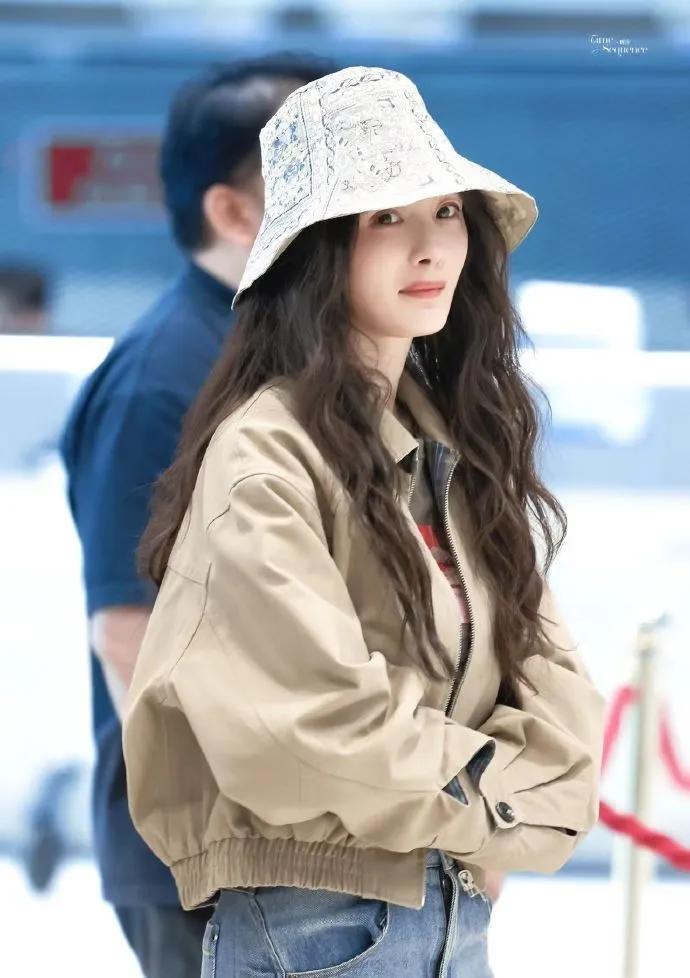 杨幂这组机场图美得好自然！卡其色夹克+牛仔，经典不出错，又酷又甜。羊毛卷发搭