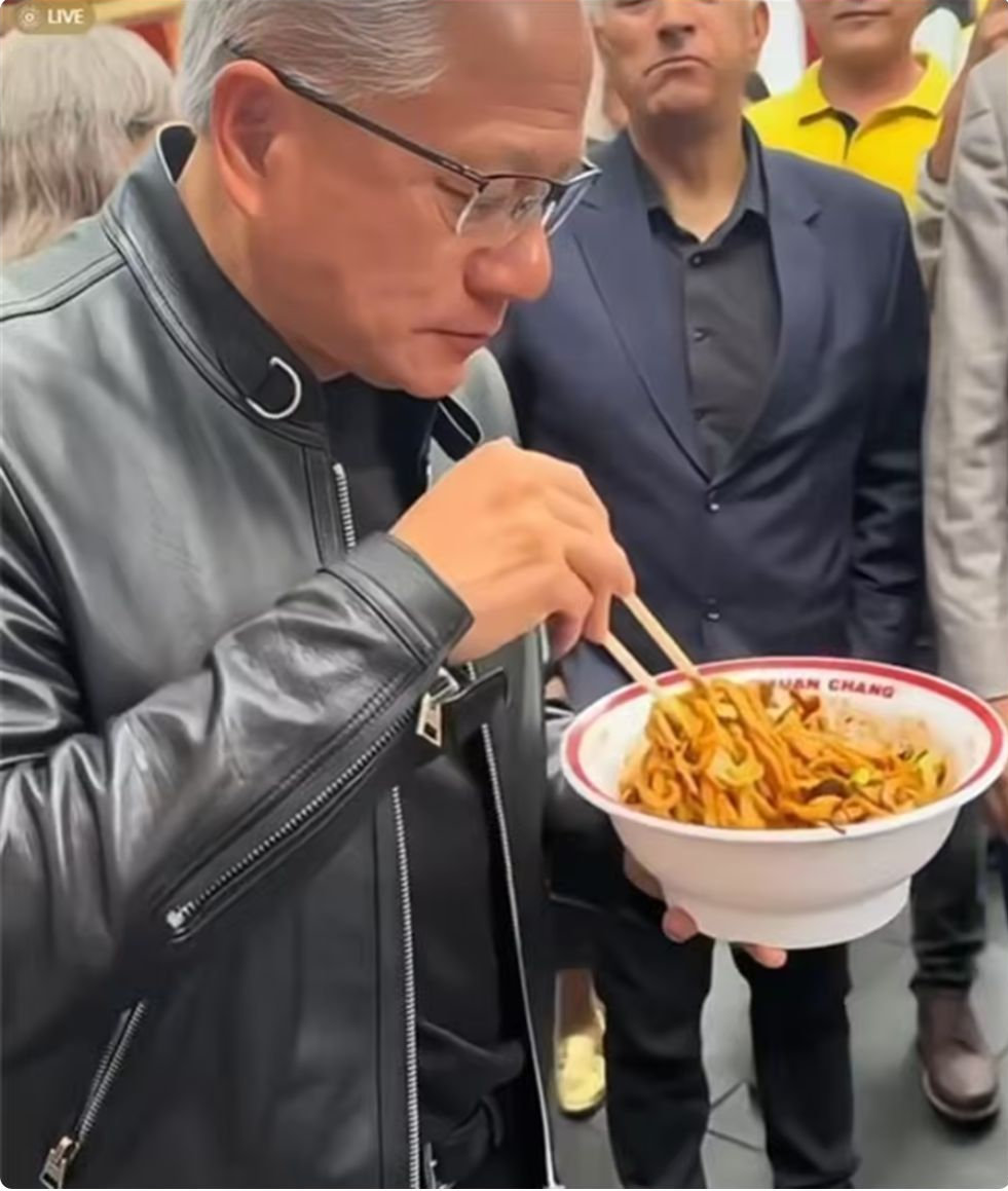 黄仁勋在北京逛街吃38元炸酱面店员：面是请他免费品尝的
