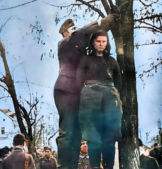 1943年，南斯拉夫女游击队员拉蒂奇被德军俘获，她17岁，身材娇小。这样一个