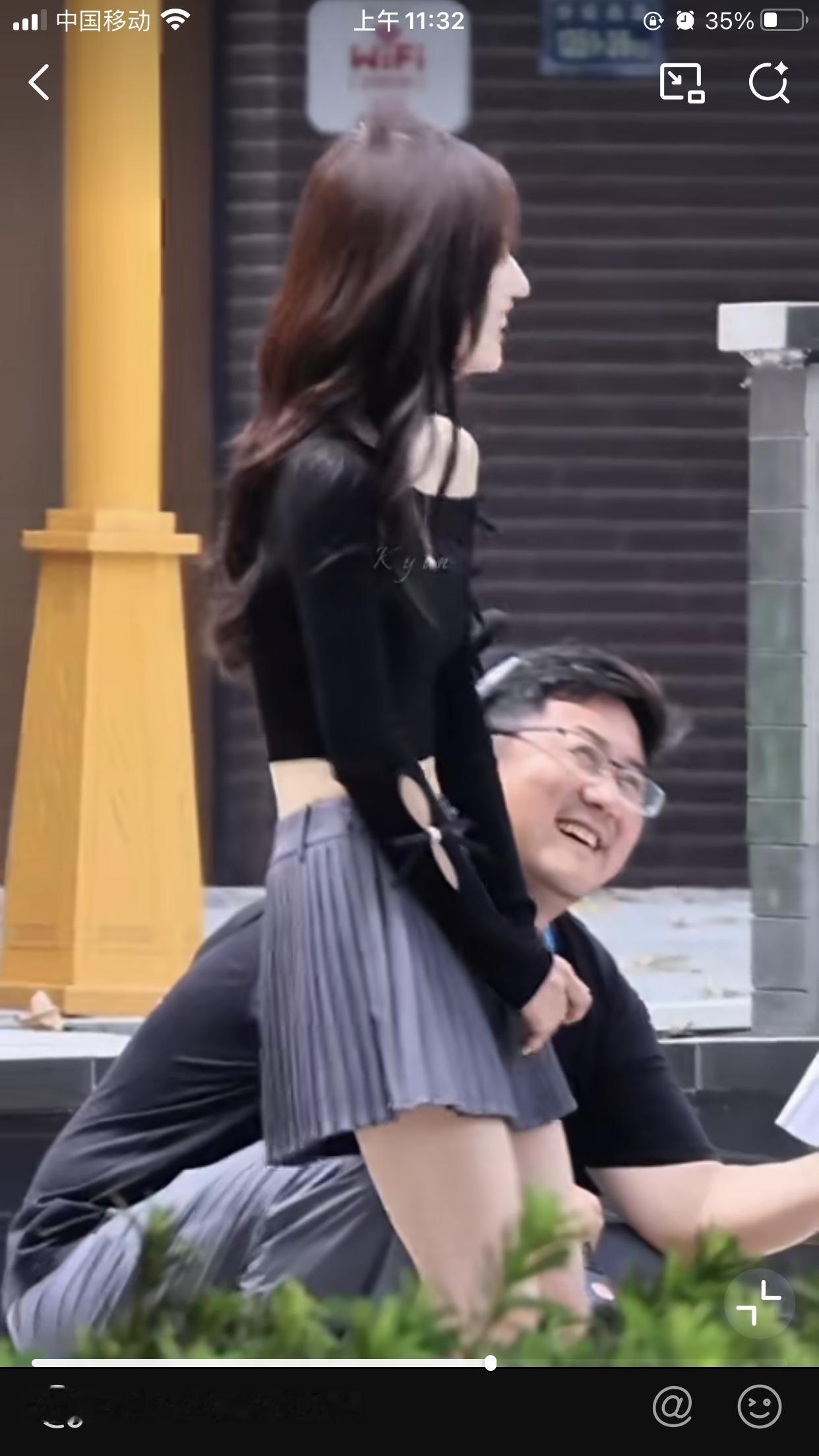都说还以为是娱乐圈来新人了，仔细看才发现是黄磊剧里的女儿“朵朵”。那个圆嘟嘟