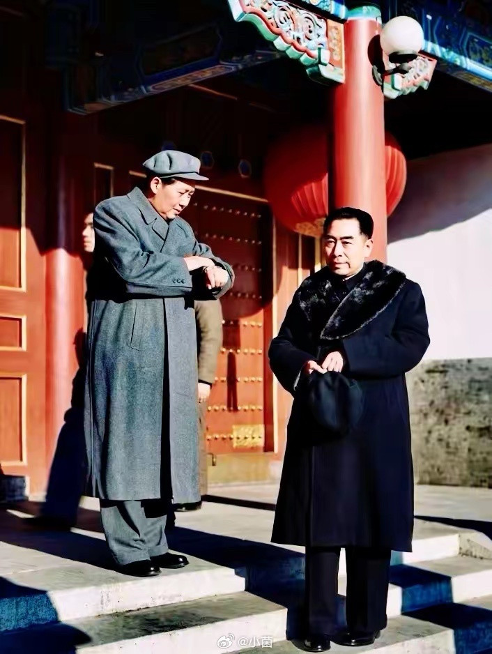 毛主席和周总理的一张照片！阳光洒在脸上心情挺不错的，看他们穿的整整齐齐可能是要外