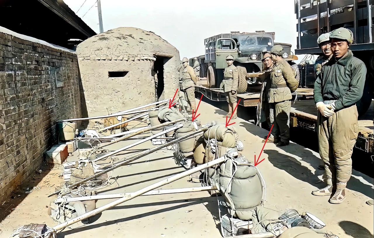 图为火车战线上的一队国民革命军士兵。旁边还有一个碉堡，铁轨上是一辆辆等待运输的军