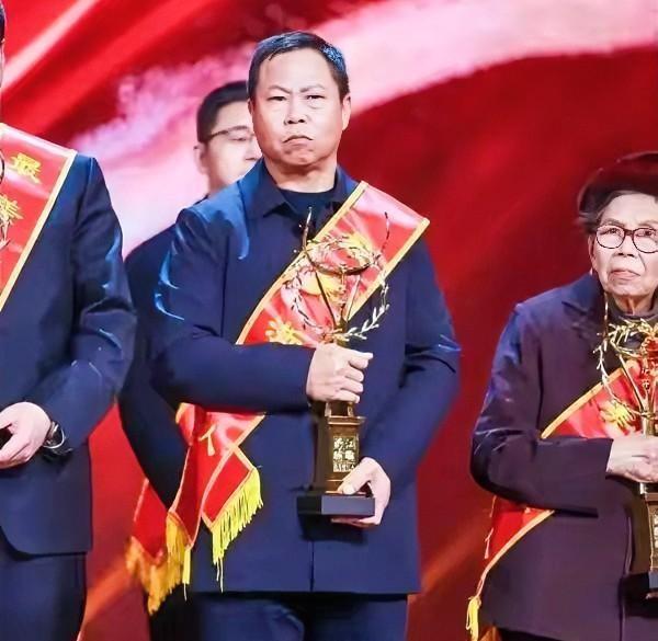 一个跑了四十年海的老渔民，在梭子蟹最肥的季节，做了一个让全网傻眼的决定——亲手砍