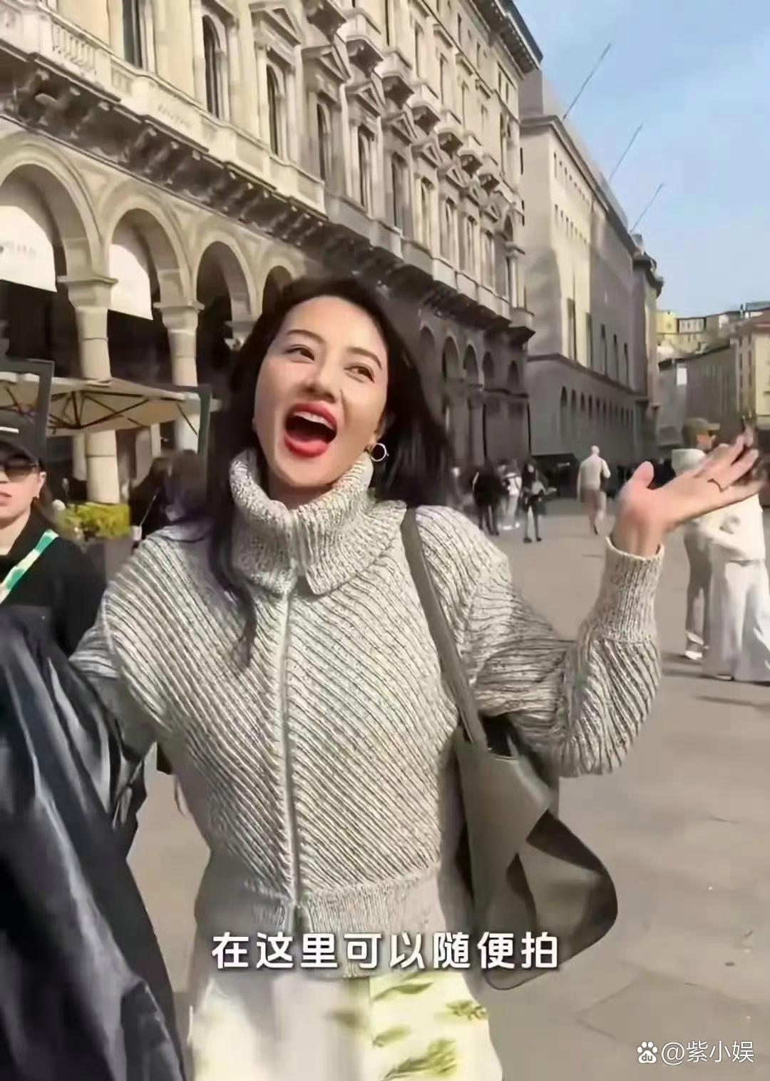 放飞自我的高圆圆，还真是小女孩一般！