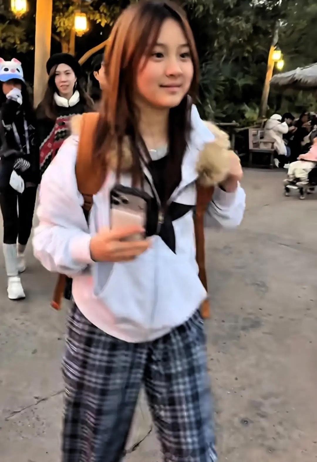 甜馨去游乐园，脸吃胖了真像贾乃亮！小姑娘穿着格子裤和运动装，就是13岁初中生该有
