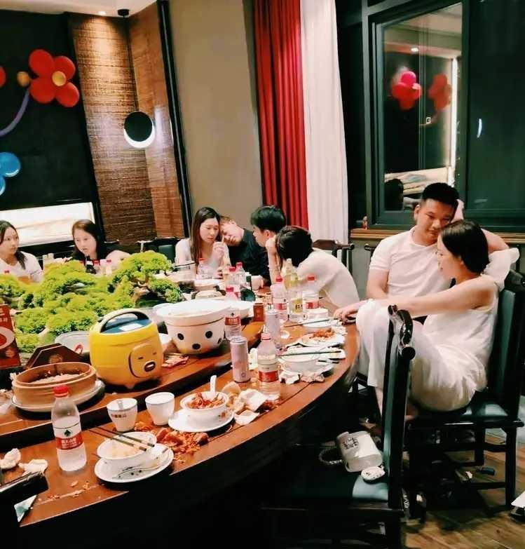 同学聚会，还是别拍照了吧。镜头一闪，那些藏在笑容背后的旧时光就全跑出来了——