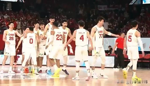 中国男篮顶住压力最后87:80逆转战胜日本男篮，中国男篮从开局的落后到后面的反超