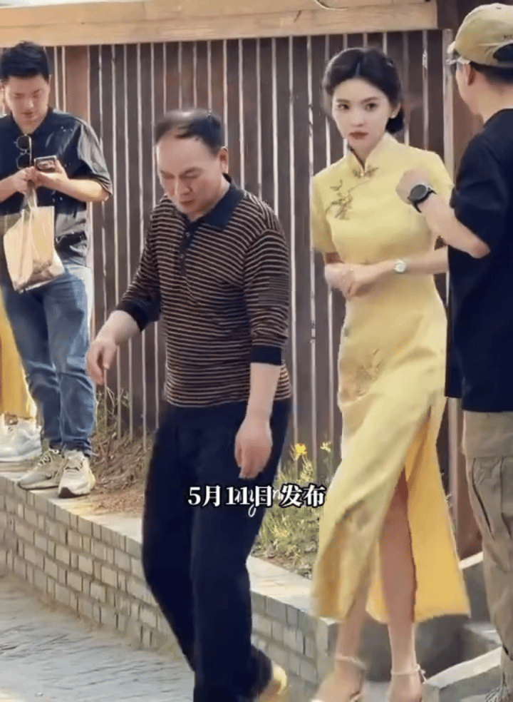 第一次感受到章若楠的颜值能把黄色旗袍穿得好看的那确实是好看仔细看这身装扮