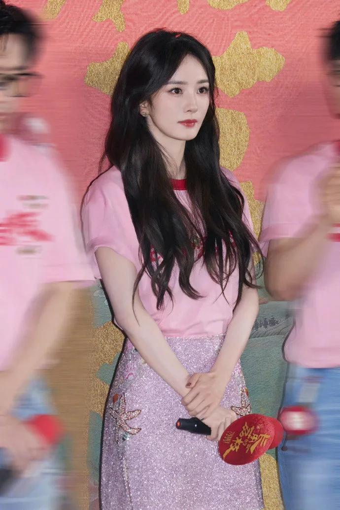 杨幂路演现场跳舞甜度爆表粉嘟嘟的大幂幂活力全开，舞台上灵动舞姿太吸睛！一身粉嫩造