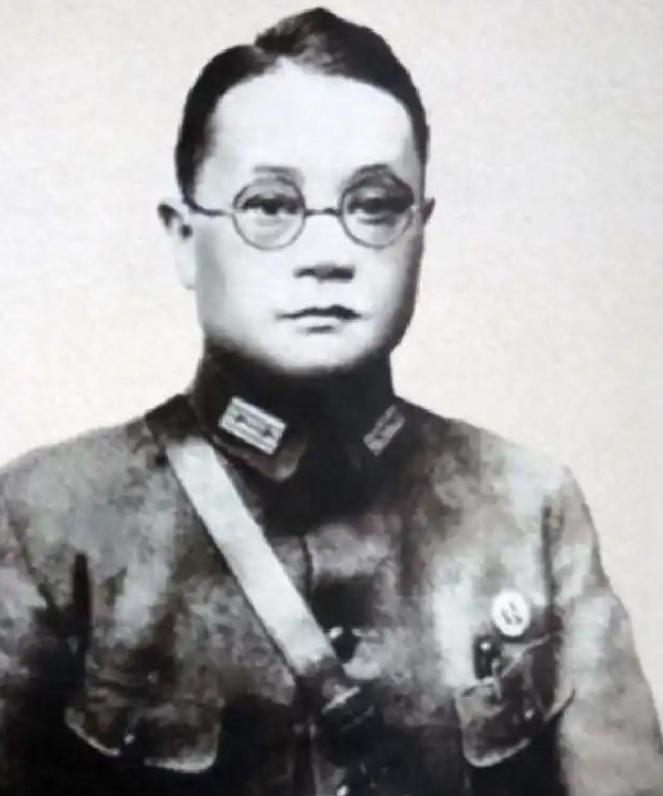 1949年，潘文华下定决心起义，却察觉七姨太竟是军统潜伏特务，为避免打草惊蛇，