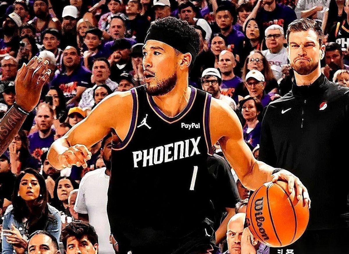 太阳队爆冷输球，布克赛后径直走向镜头，脸上的汗都没擦干。他没提战术，没怪队友，