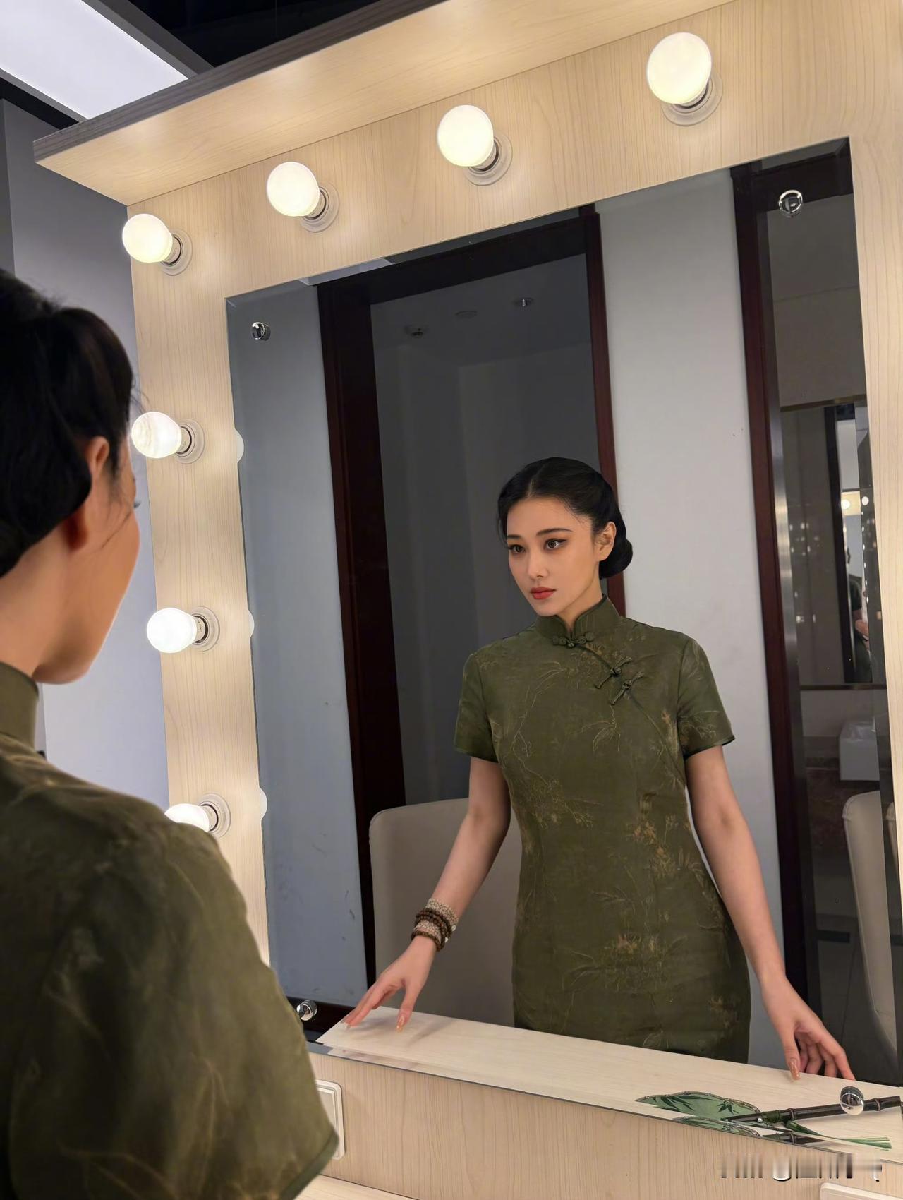 张馨予回老家苏州首演话剧，这张脸真是美得无可挑剔，江南女子穿旗袍，那股子韵味拿捏