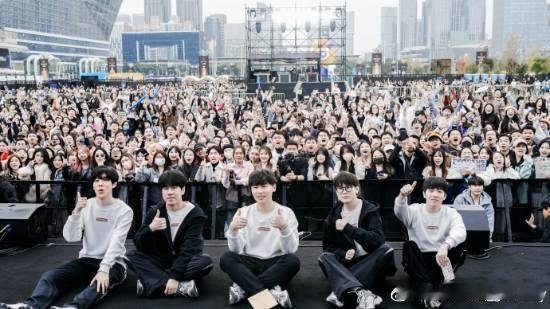 Theshy晒iG线下新合照配文请继续支持iG近日，iG战队的Theshy选手