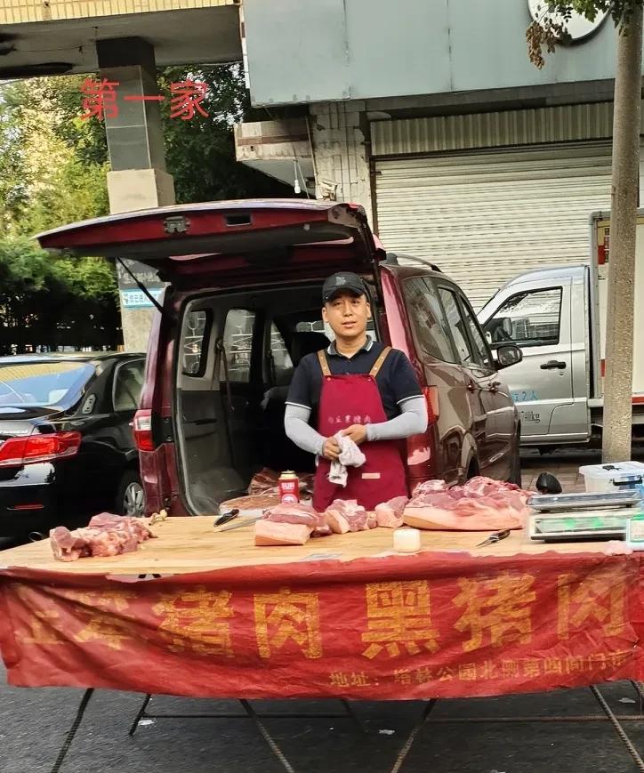 早市上有一家内丘来的卖笨黑猪肉的，15元一斤，那猪肉看着很新鲜，说是刚刚杀的。肉