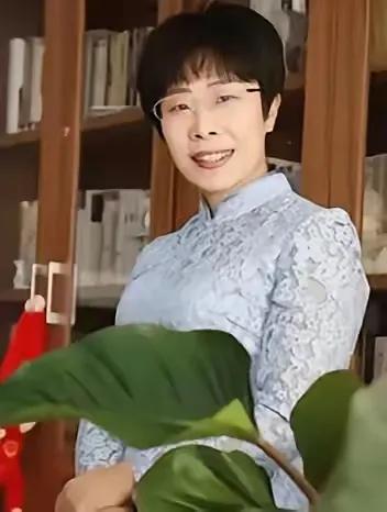 北大才女蒙曼50岁至今未婚，朱迅问她：“你最想嫁给谁？”谁承想，她脱口而出说的一