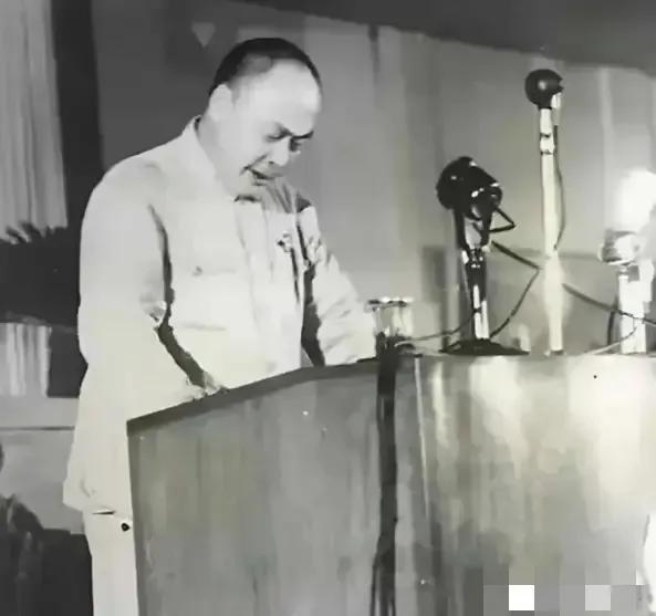 1955年全军授衔之前，刘少奇坚持反对给陈毅授元帅军衔，周恩来听闻此事，立马写了