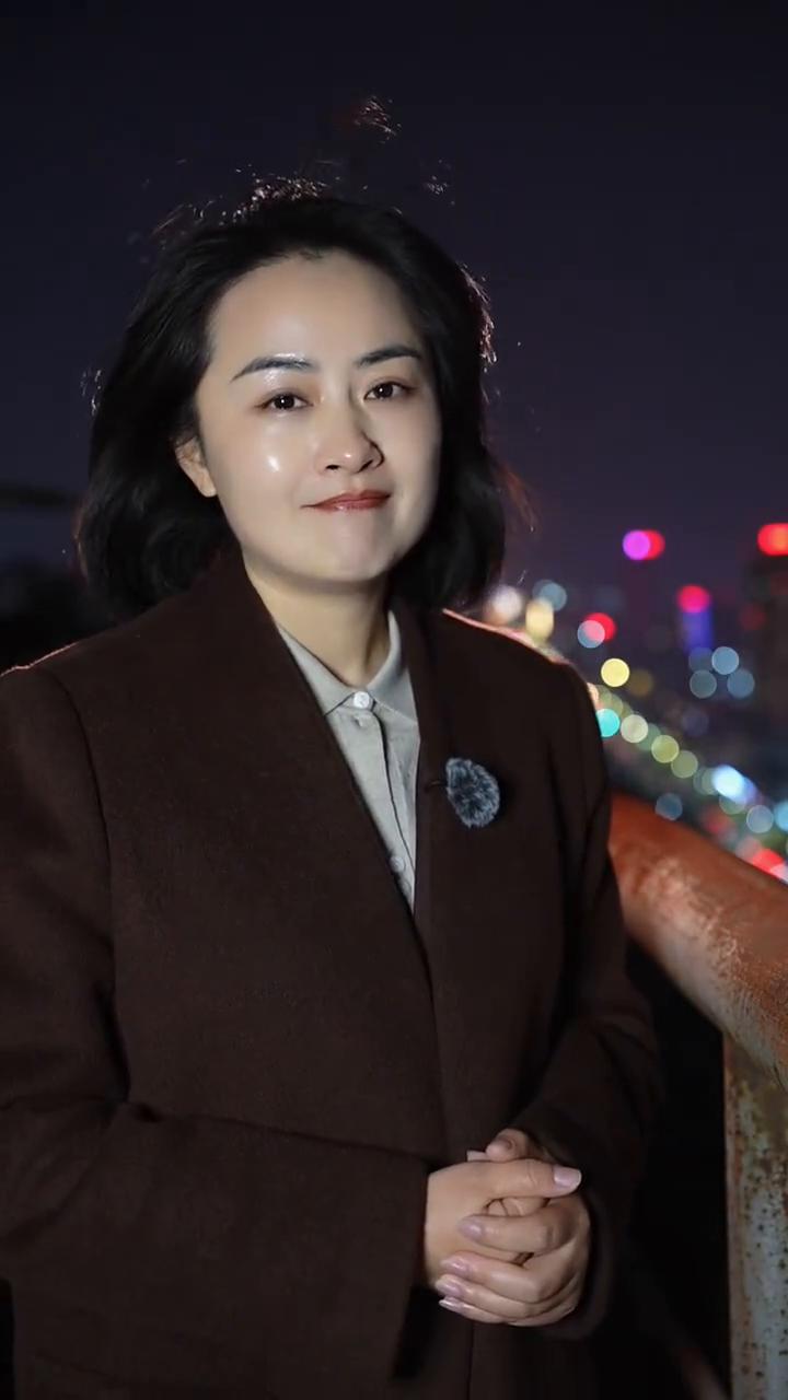 人情冷暖自温存。清婉。夜色太浓水太深，谁是假来谁是真。心中纵有万千事，不敢人