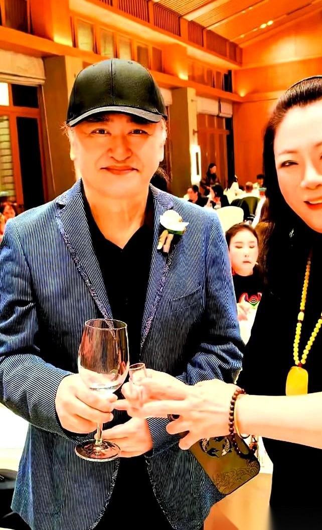 红头发,花臂,穿着拖鞋就把自己嫁了。谁这么敢啊?刘欢的女儿。看到刘欢在台上