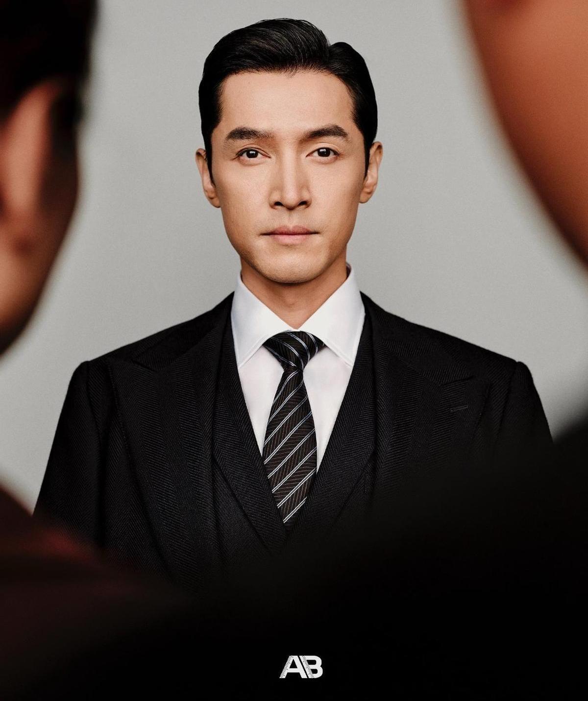 王家卫的片场，是圈内公认的“高压锅”，再大牌的演员进去都得被“炖”一层皮。可拍