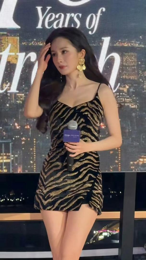 杨幂豹纹短裙杨幂黑色抹胸写真，坐在复古跑车里，又美又飒，魅力拉满。​​​