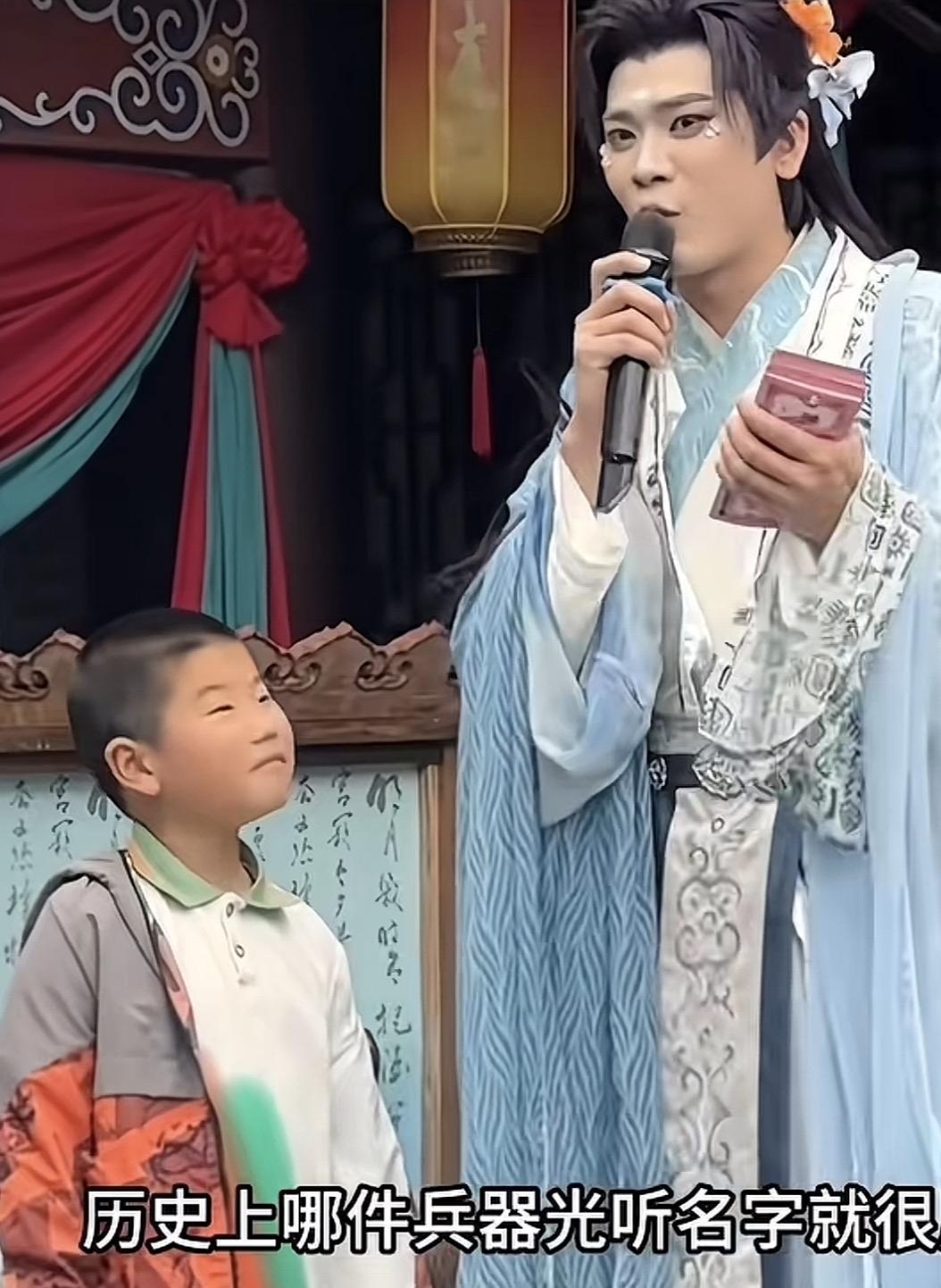 哈哈哈哈，一代人有一代人的神兵利器！活动上，主持人问小朋友：历史上什么武器光听名