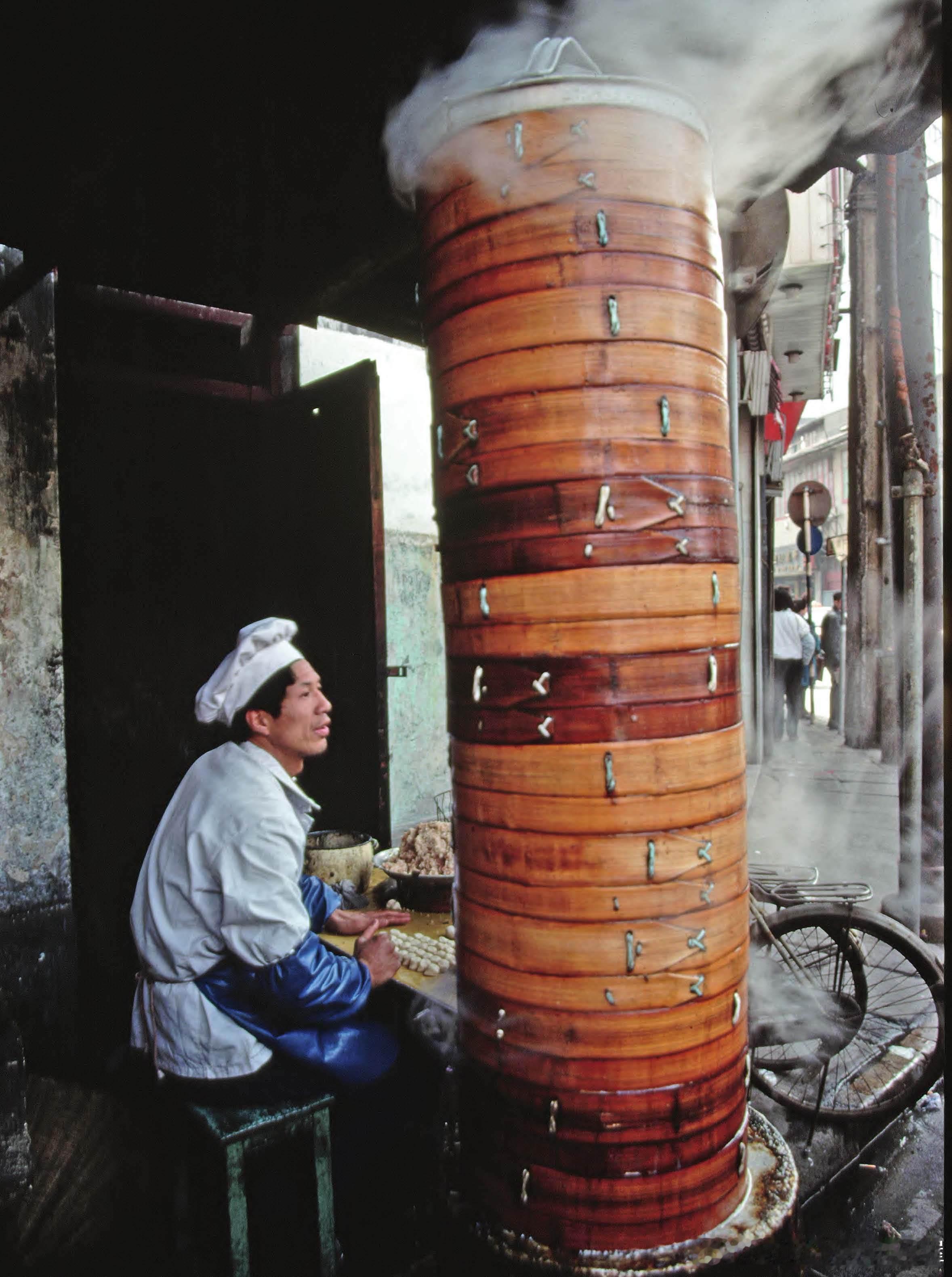 90年代上海某小店厨师正在蒸制包子。清代以前，无论有馅无馅，由发酵面团蒸制而成的