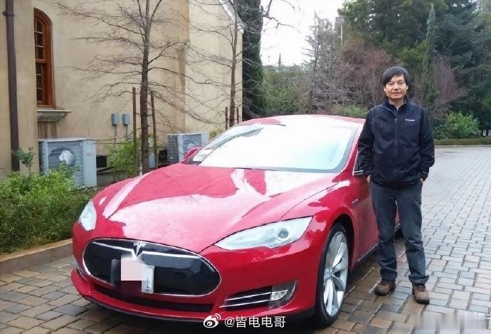 雷军马斯克合影两张合影之间跨越了13年，2026和2013。而且雷总也是首批特