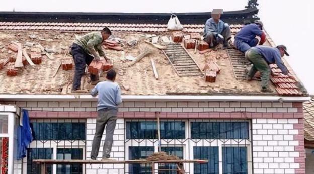 江苏徐州，老大找老二商量，翻修母亲的房子，老二不但不出钱，还大骂老母亲，老大一怒